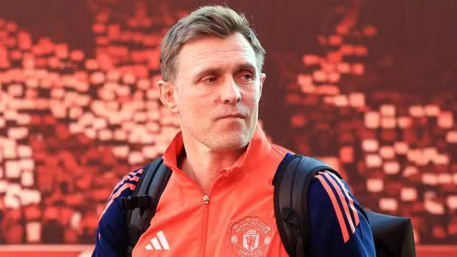 曼联冬窗必须全力梭哈!锁定 “无解妖星”,冲欧冠就靠他